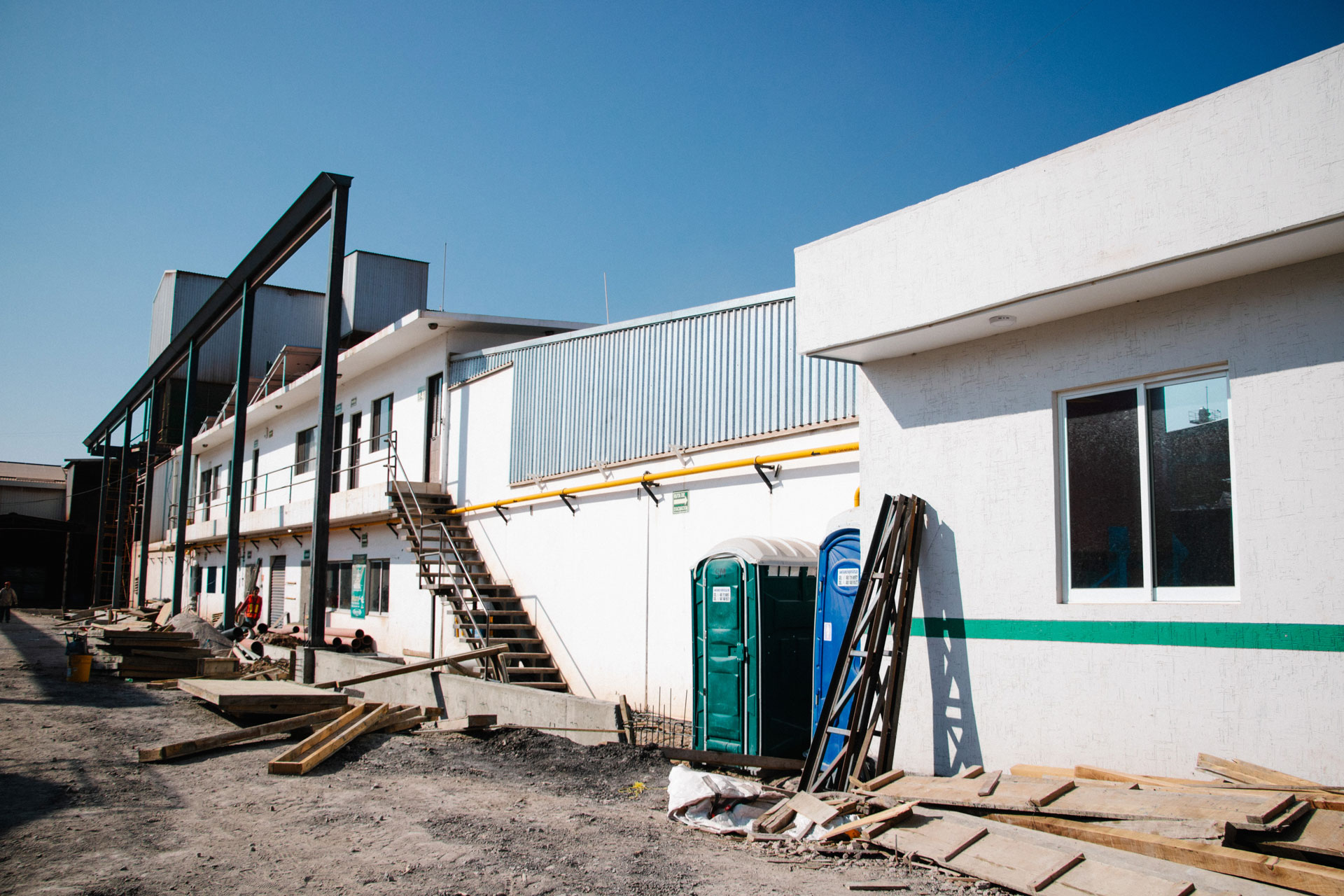 Caseta de Vigilancia y Nave Industrial